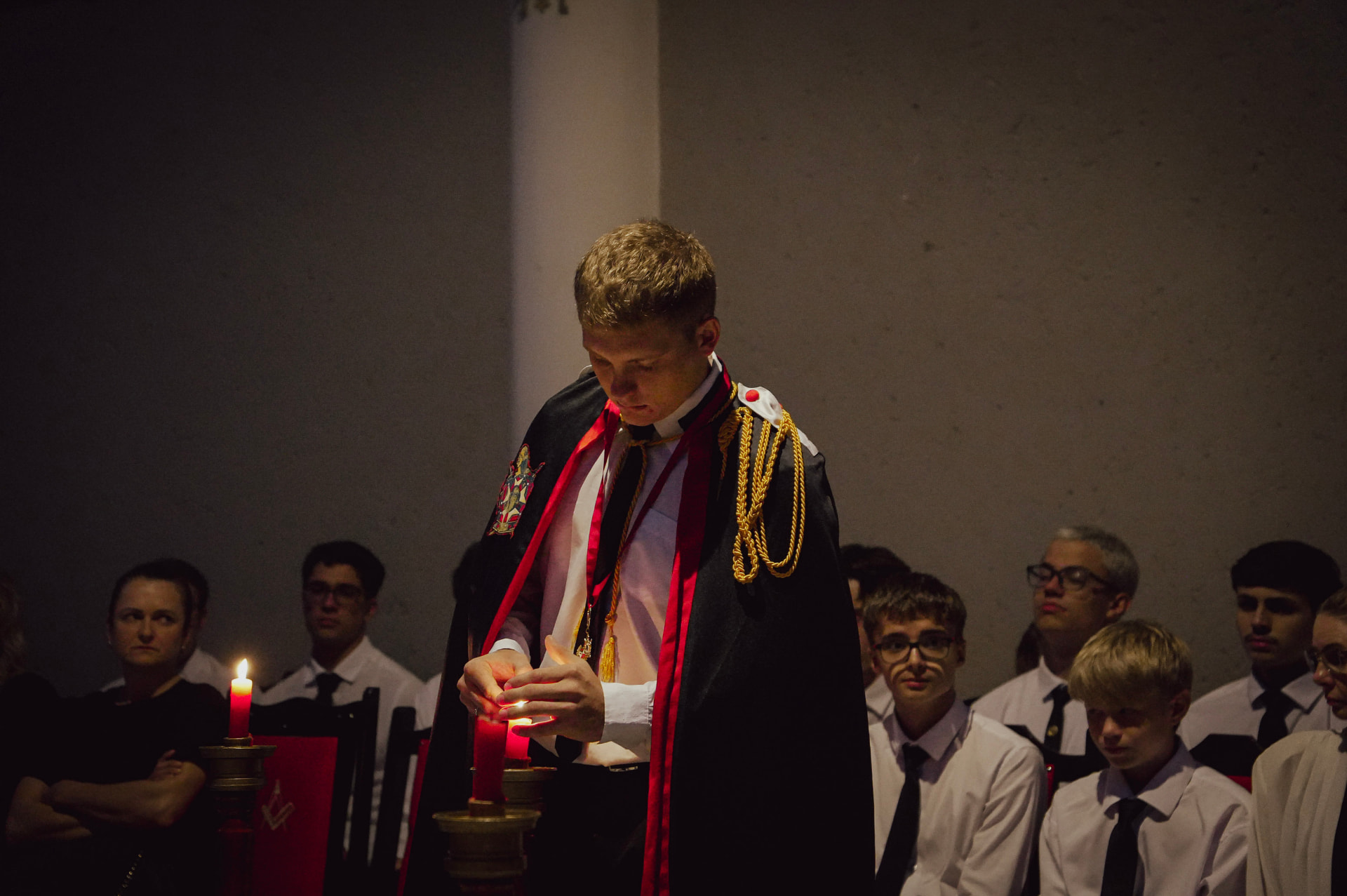 DeMolay acendendo vela durante ritual